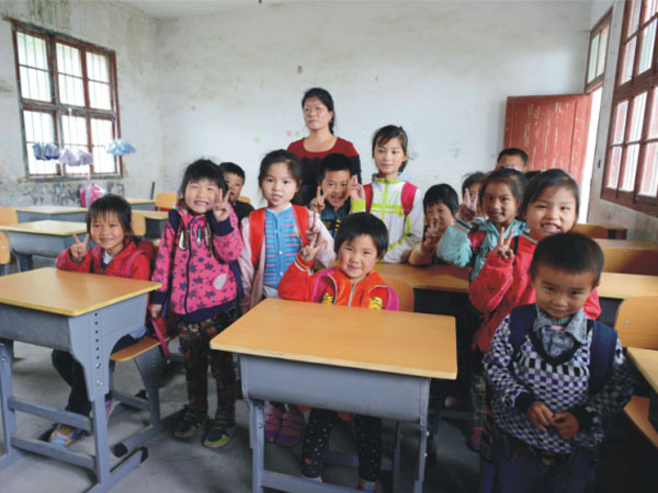 公司为一山村小学捐赠一批课桌椅，孩子们高兴地和老师一起合影